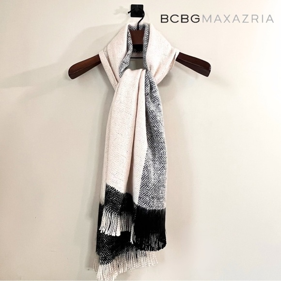 BCBGMaxAzria Chunky Knit Blanket Scarf - Picture 1 of 12